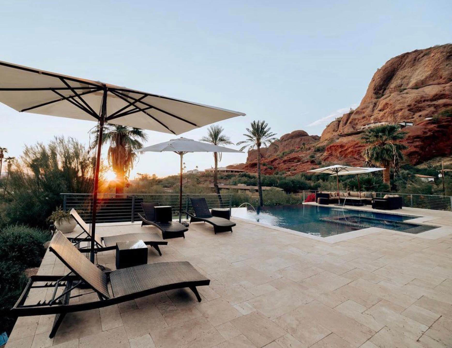 Stunning negative edge pool at La Casa Con Vista, nestled amidst the majestic mountains of Phoenix, providing a breathtaking blend of relaxation and natural beauty